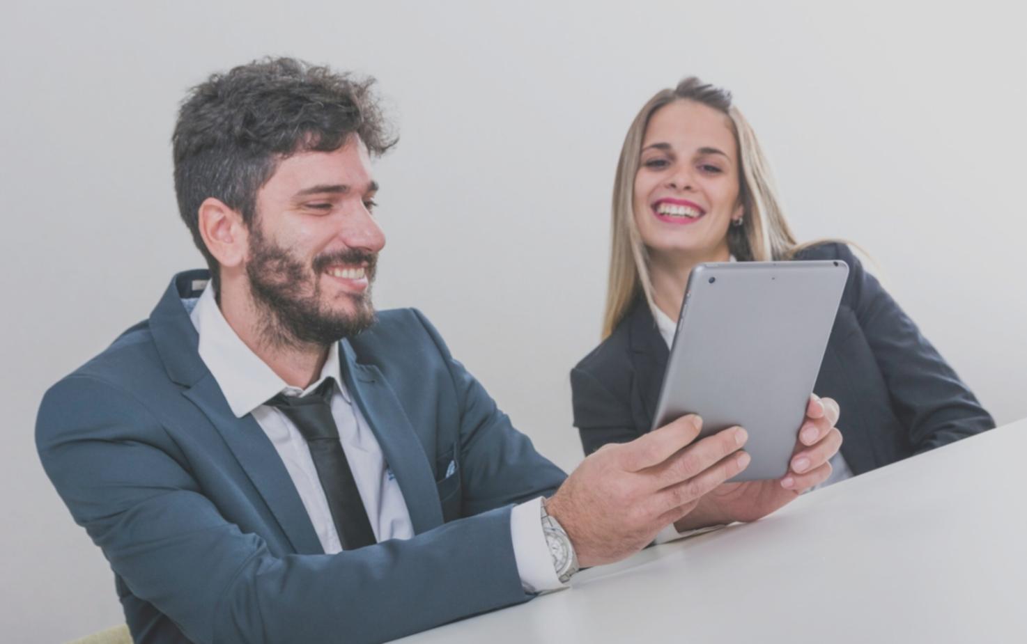 Sesión de trabajo con análisis financiero en equipo
