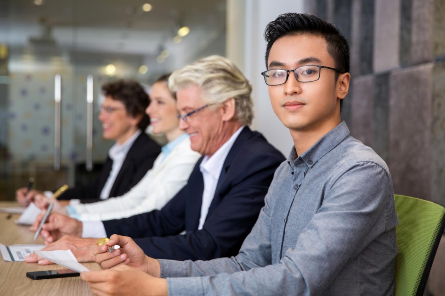 Equipo de análisis financiero trabajando con documentos y datos